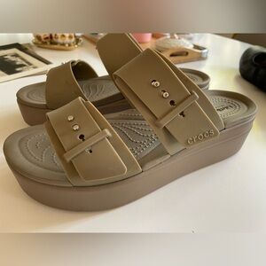 Crocs women’s size 9 platform sandal
